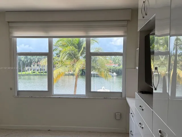 $4,000 | 5600 Collins Avenue, Unit 4H, Miami Beach, FL 33140