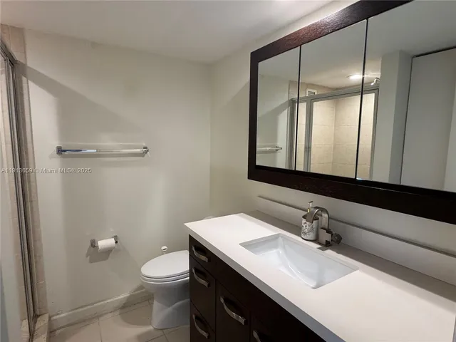 $4,000 | 5600 Collins Avenue, Unit 4H, Miami Beach, FL 33140