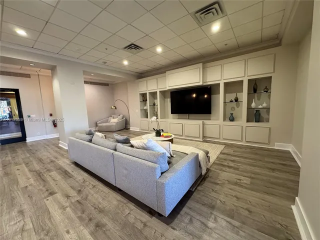 $4,000 | 5600 Collins Avenue, Unit 4H, Miami Beach, FL 33140