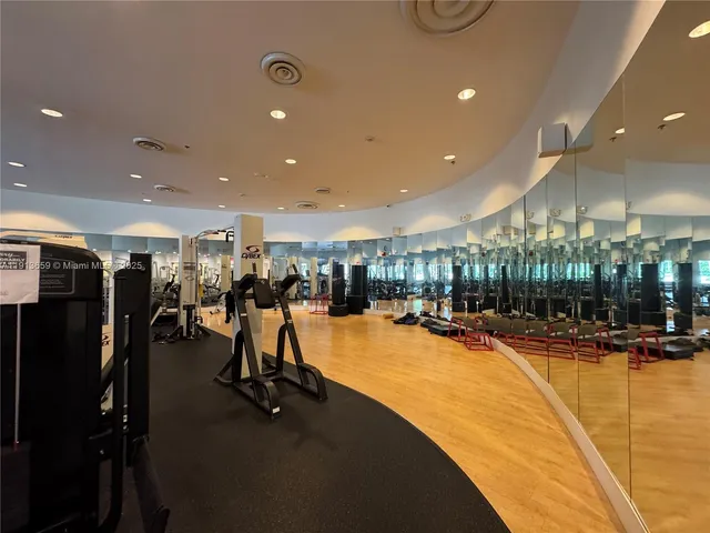 $4,000 | 5600 Collins Avenue, Unit 4H, Miami Beach, FL 33140