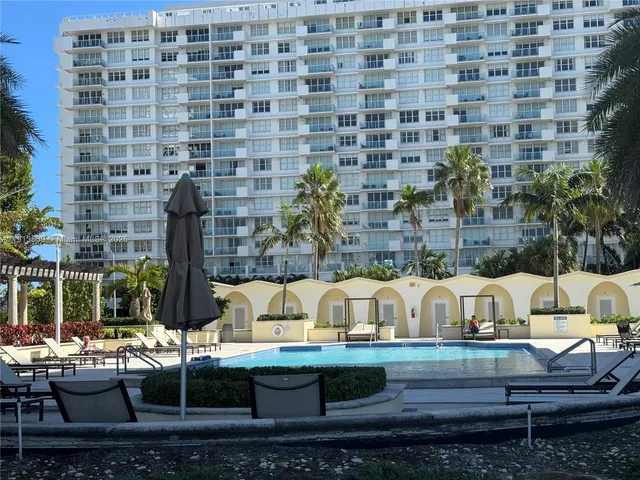 $4,000 | 5600 Collins Avenue, Unit 4H, Miami Beach, FL 33140