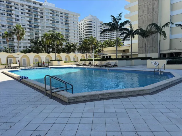 $4,000 | 5600 Collins Avenue, Unit 4H, Miami Beach, FL 33140