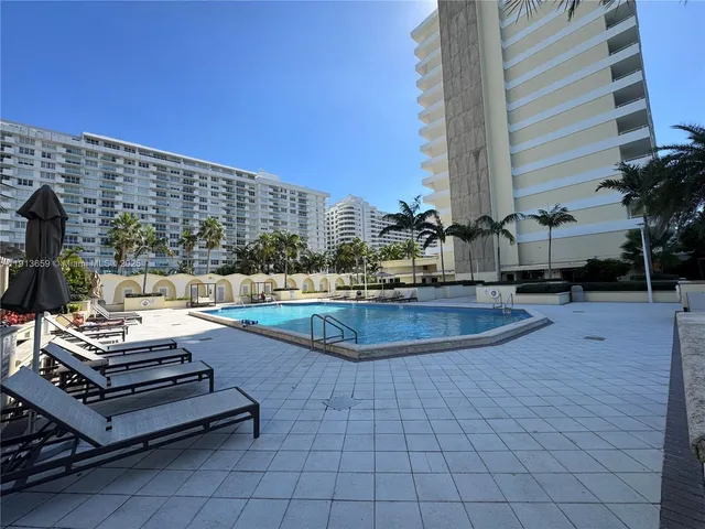 $4,000 | 5600 Collins Avenue, Unit 4H, Miami Beach, FL 33140