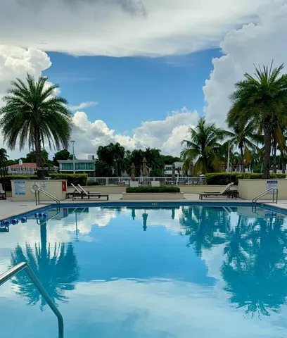 $4,000 | 5600 Collins Avenue, Unit 4H, Miami Beach, FL 33140