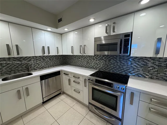 $4,000 | 5600 Collins Avenue, Unit 4H, Miami Beach, FL 33140