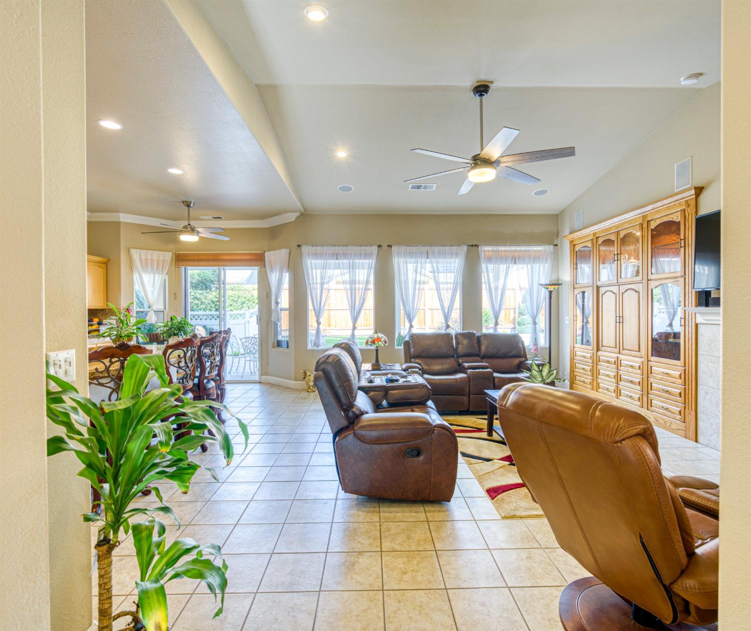 143 West Bedford Avenue Clovis, CA 93611 - Photo 14 of 55 a lobby with furniture and a potted plant
