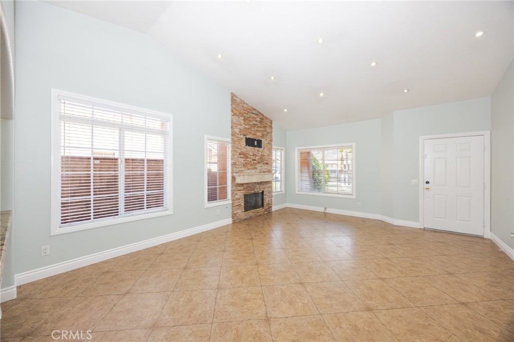 15045 Spring Street Fontana, CA 92335 - Photo 6 of 36