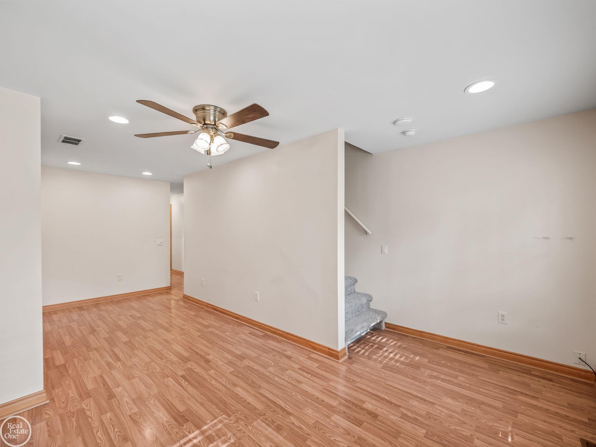 42109 Hayes Road Sterling Heights, MI 48313 - Photo 18 of 46 50116889-17.JPG