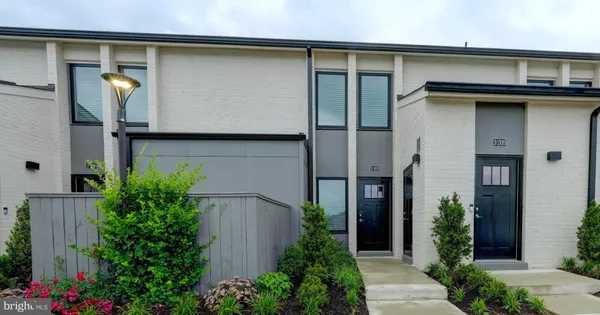 $2,290 | 19520 Village Walk Drive, Unit 3105, Montgomery Village, MD 20886