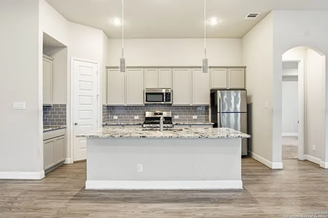 $2,100 | 5122 Village Park, Schertz, TX 78124