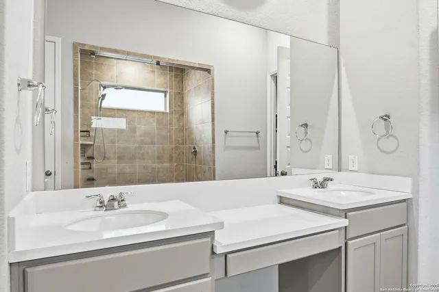 $2,100 | 5122 Village Park, Schertz, TX 78124