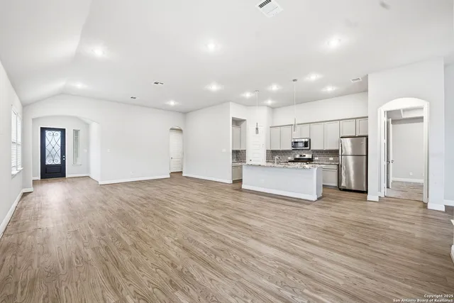 $2,100 | 5122 Village Park, Schertz, TX 78124