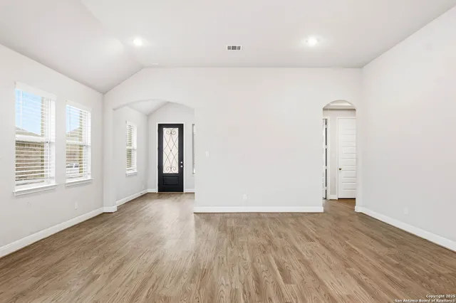 $2,100 | 5122 Village Park, Schertz, TX 78124