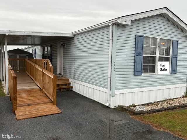 a view of entryway with a house