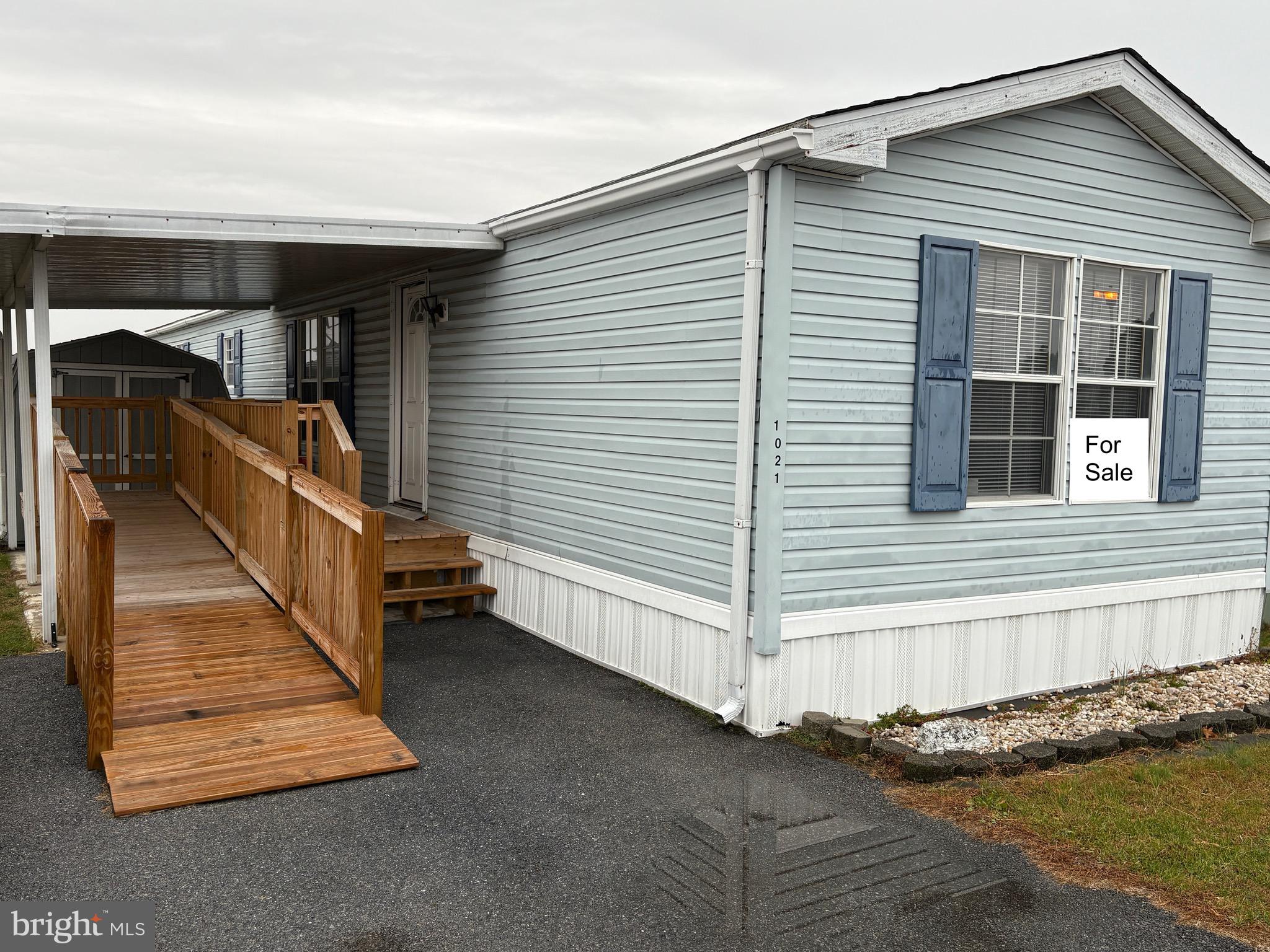 a view of entryway with a house