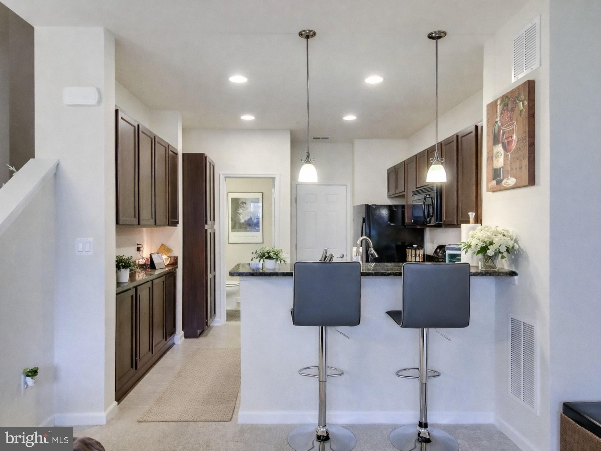 4847 Dane Ridge Circle, Unit 87 Woodbridge, VA 22193 - Photo 11 of 26 Kitchen/Bar
