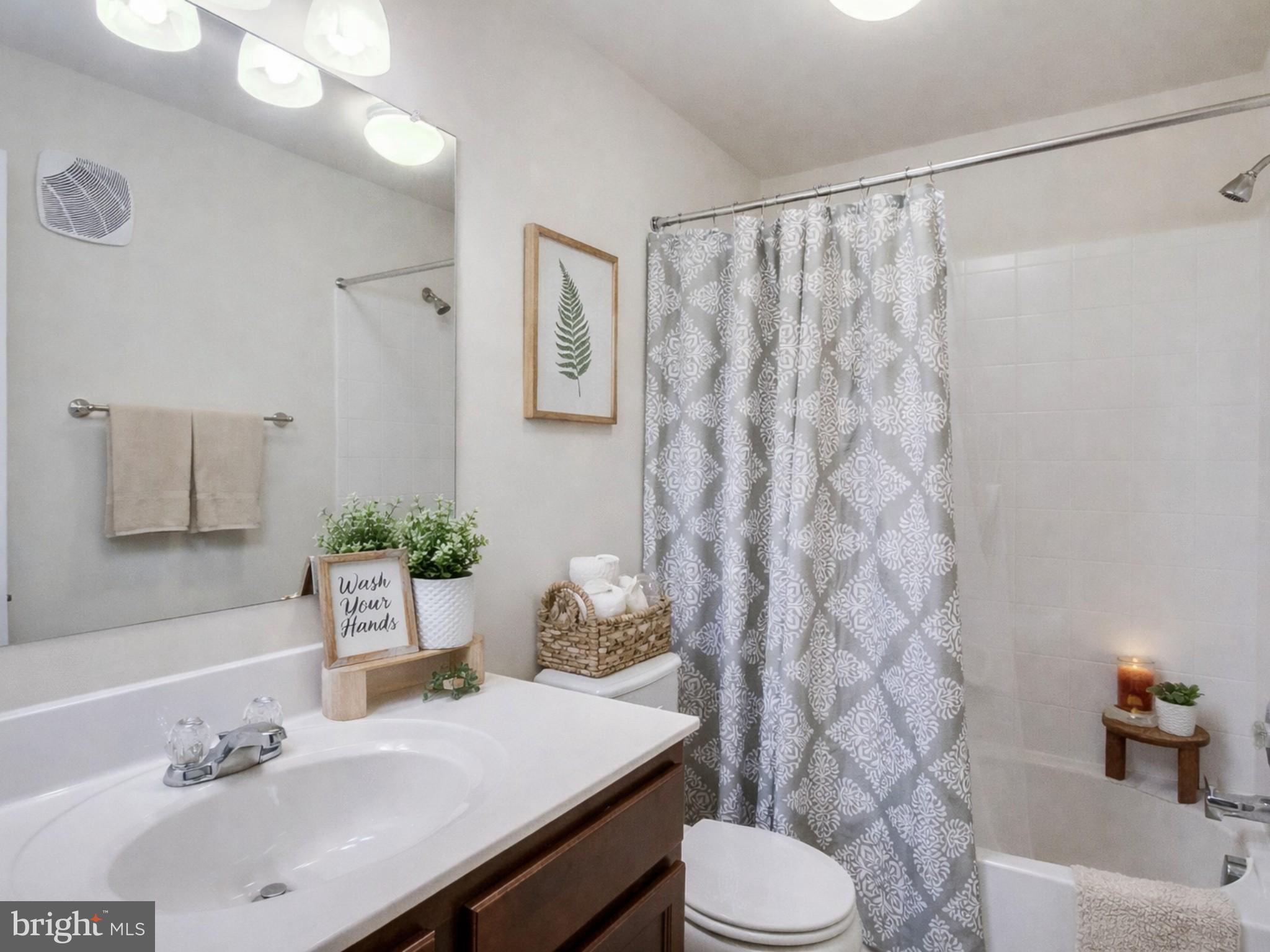 4847 Dane Ridge Circle, Unit 87 Woodbridge, VA 22193 - Photo 20 of 26 Hallway bath!