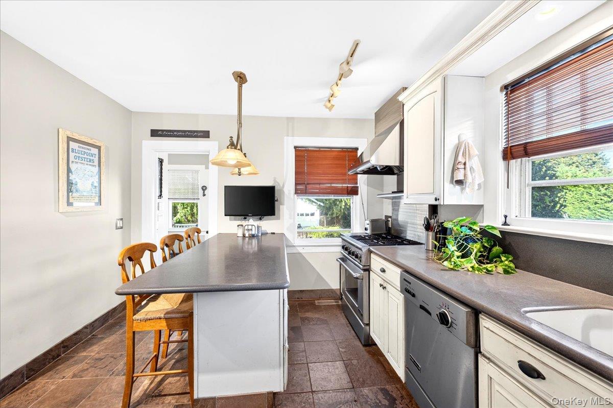 81 Oak Road Bayport, NY 11705 - Photo 21 of 28 Gallery Image 21