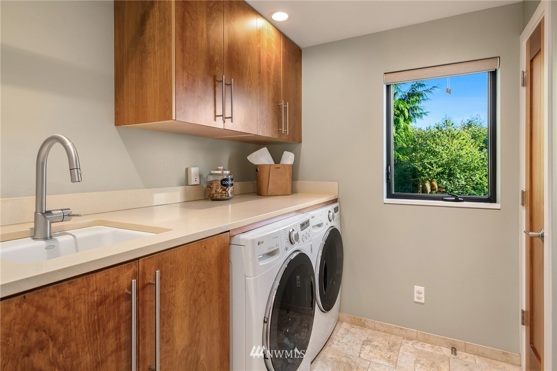 5223 Southwest Jacobsen Road Seattle, WA 98116 - Photo 17 of 40 Gallery Image 17
