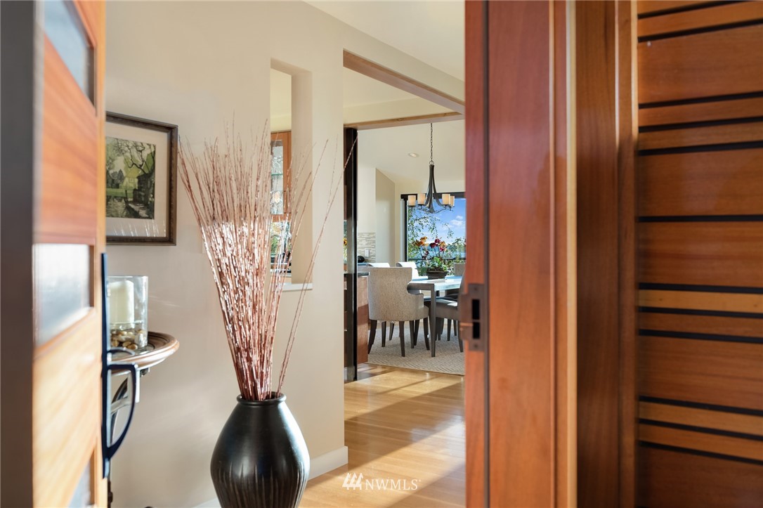 5223 Southwest Jacobsen Road Seattle, WA 98116 - Photo 3 of 40 Gallery Image 3
