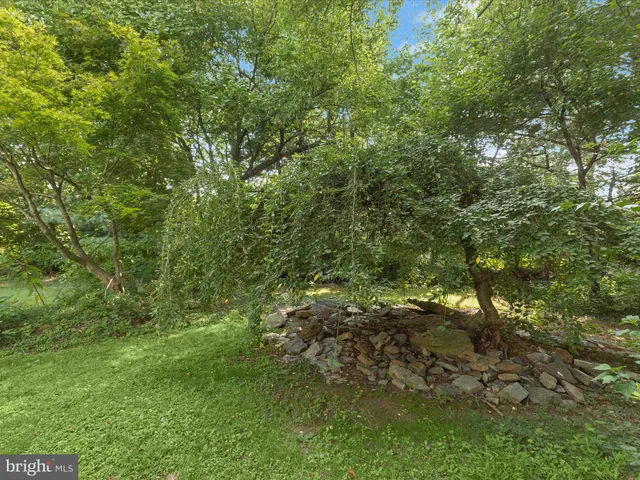 a picture of a bench in front of a wall