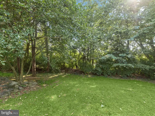 a black and white photo of a living room