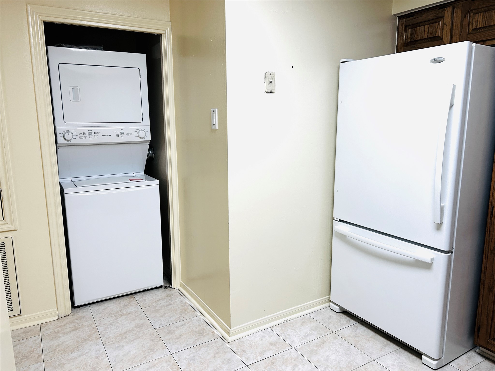 5200 Weslayan Street, Unit 311 Houston, TX 77005 - Photo 12 of 24 a utility room with dryer and washer