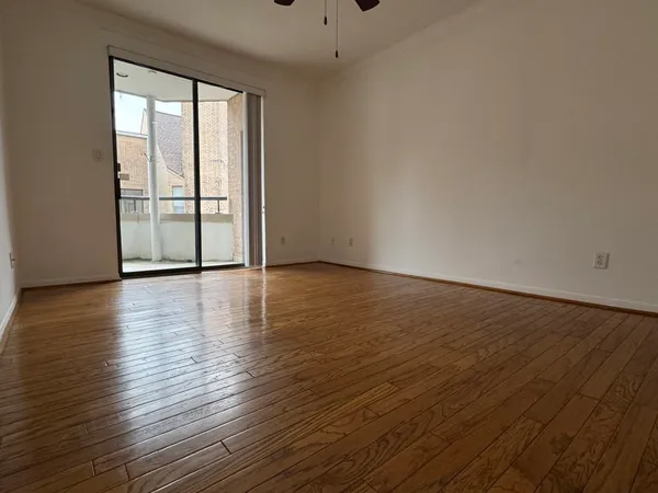 $1,900 | 5200 Weslayan Street, Unit 311, Houston, TX 77005