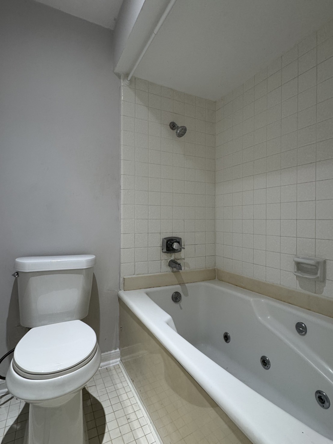 5200 Weslayan Street, Unit 311 Houston, TX 77005 - Photo 16 of 24 a bathroom with a bathtub and toilet
