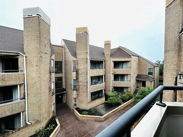 $1,900 | 5200 Weslayan Street, Unit 311, Houston, TX 77005