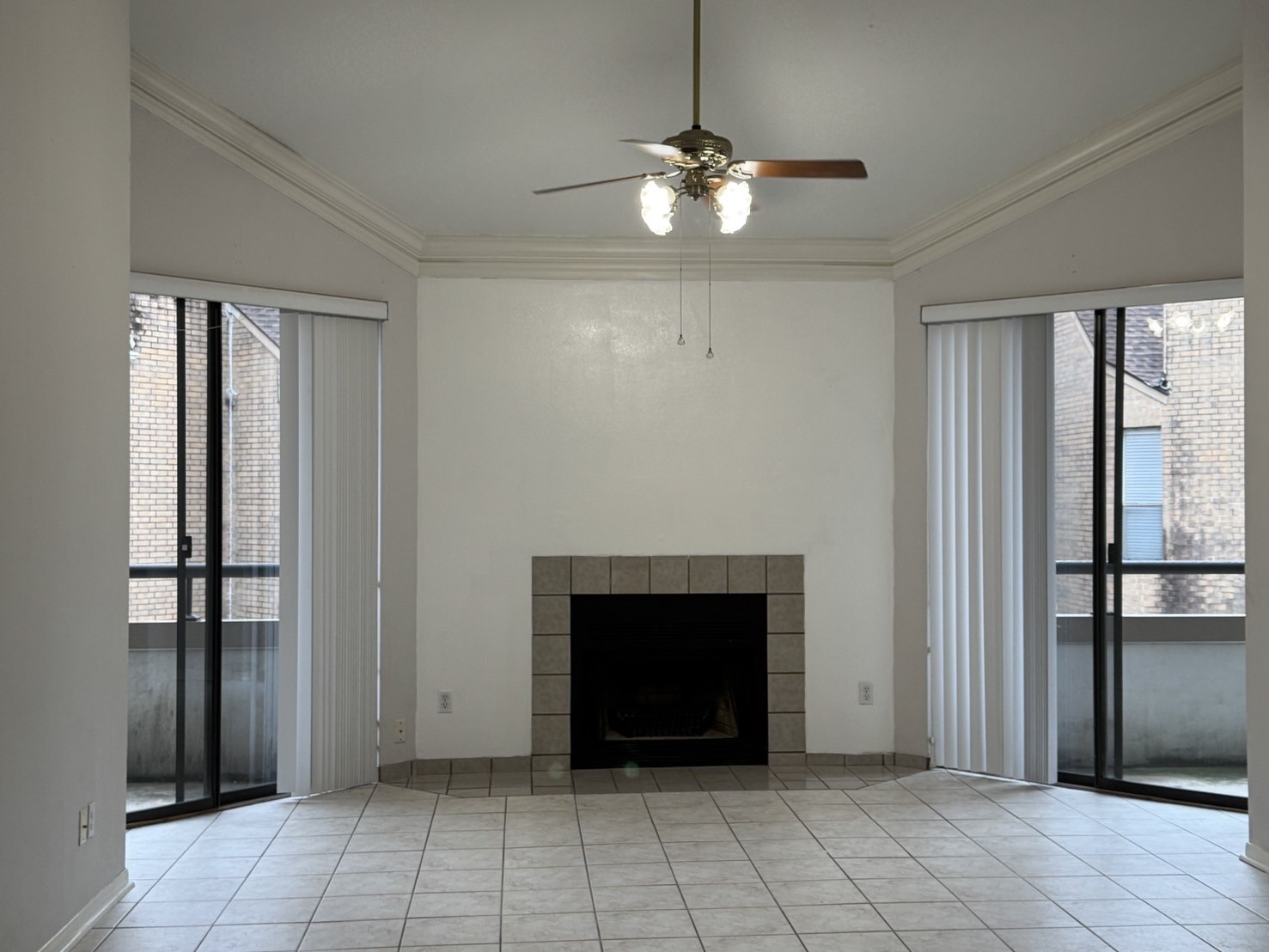 5200 Weslayan Street, Unit 311 Houston, TX 77005 - Photo 7 of 24 an empty room with fireplace