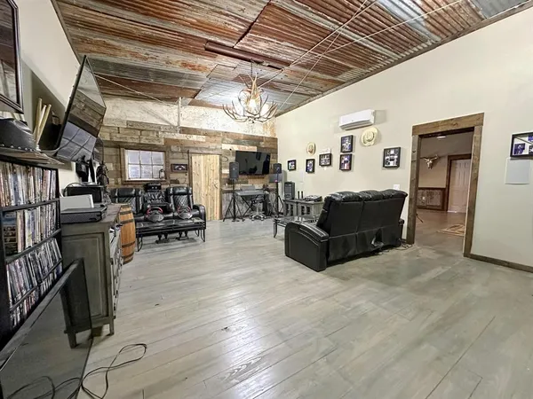 $2,995,000 | 1990 Jim Harry Loop, Sunset, TX 76270