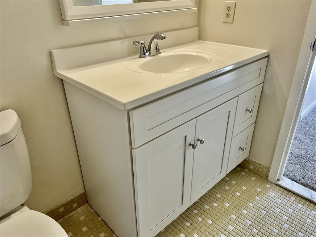 1006 Paradise Road, Unit 3R Swampscott, MA 01907 - Photo 22 of 34 a bathroom with a sink and mirror