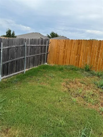 a view of a backyard