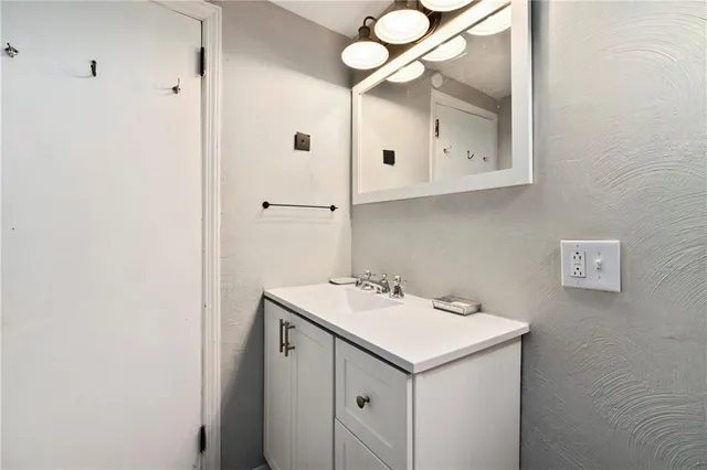 $274,000 | 309 Thorne Street, Houston, PA 15342