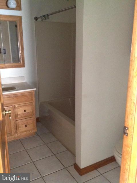 7406 Old Battle Grove Road Baltimore, MD 21222 - Photo 9 of 16 Bath