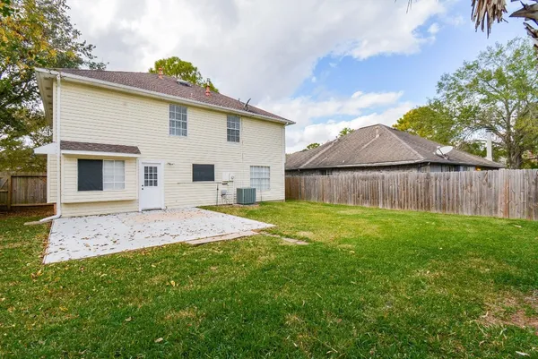 a view of a yard with a house