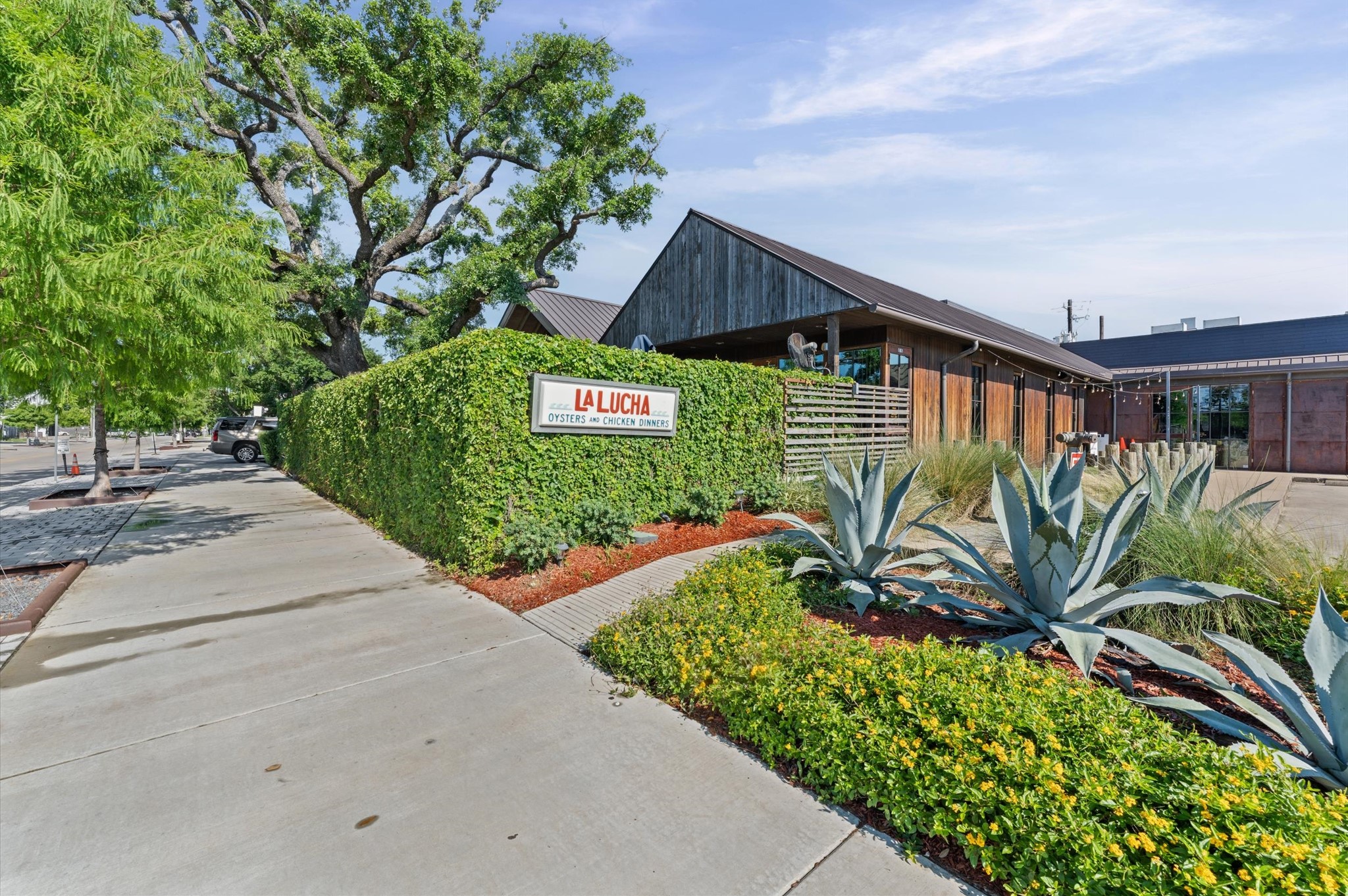 910 West 18th Street, Unit B Houston, TX 77008 - Photo 26 of 28 Located in one of the Heights’ most walkable pockets. Walk to beloved neighborhood spots like Cedar Creek, La Lucha, Enso Matcha, local breweries, the Heights Hike & Bike Trail, and more.
