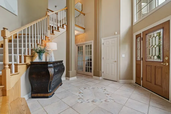 a view of entryway with a front door