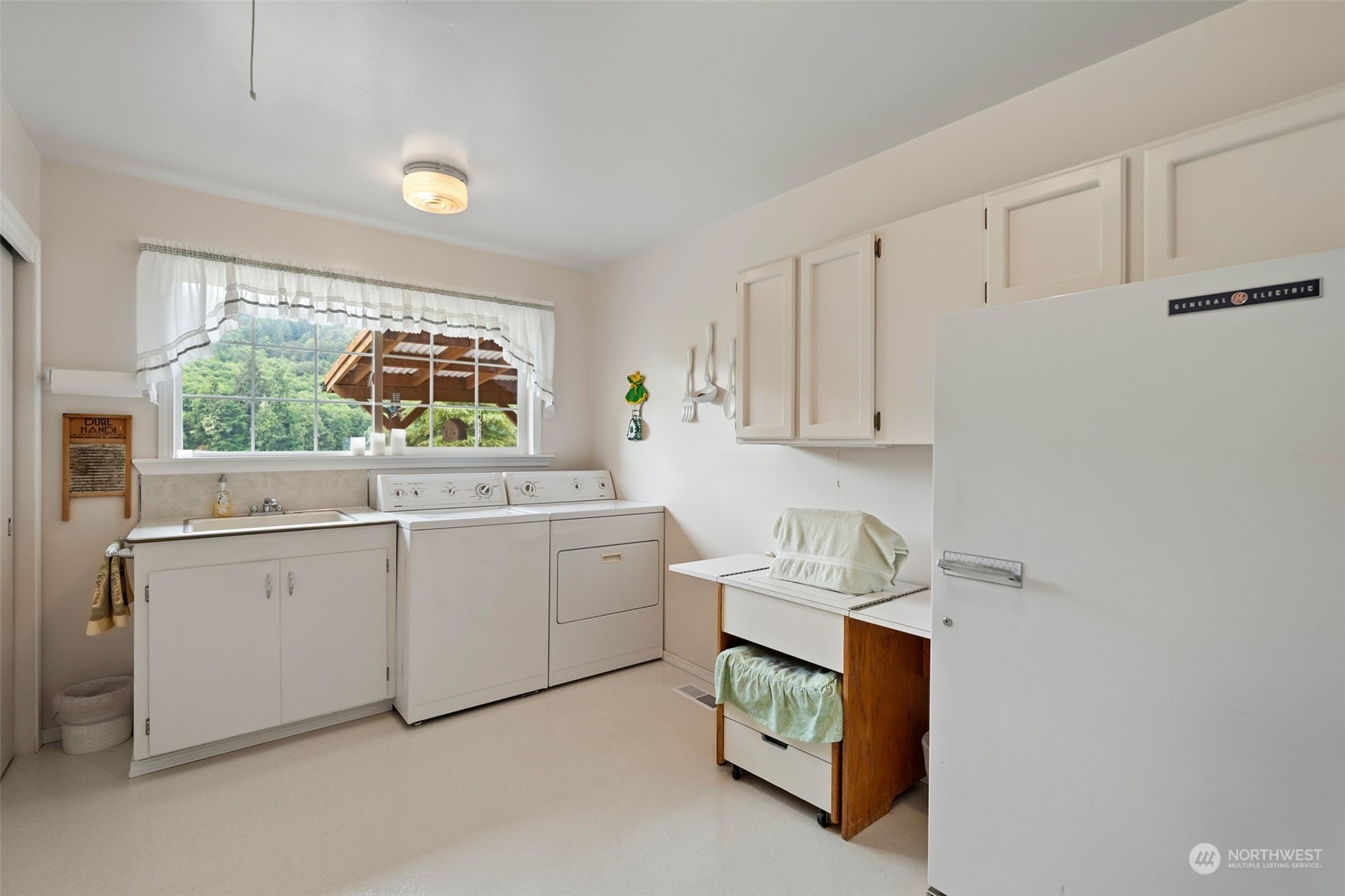 628 East Valley Road Skamokawa, WA 98647 - Photo 26 of 39 a room with dryer and washer