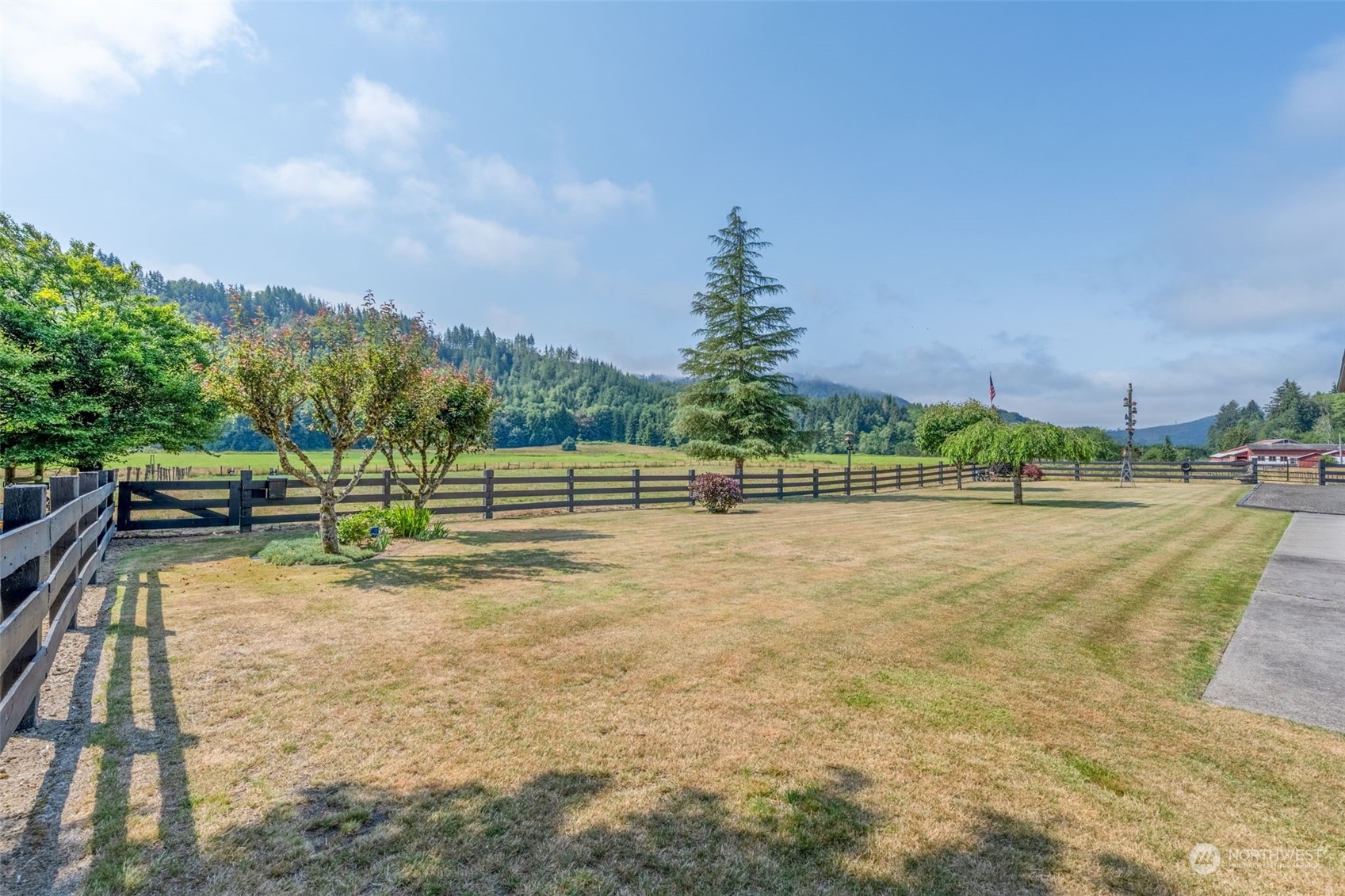 628 East Valley Road Skamokawa, WA 98647 - Photo 4 of 39 a view of a tennis court