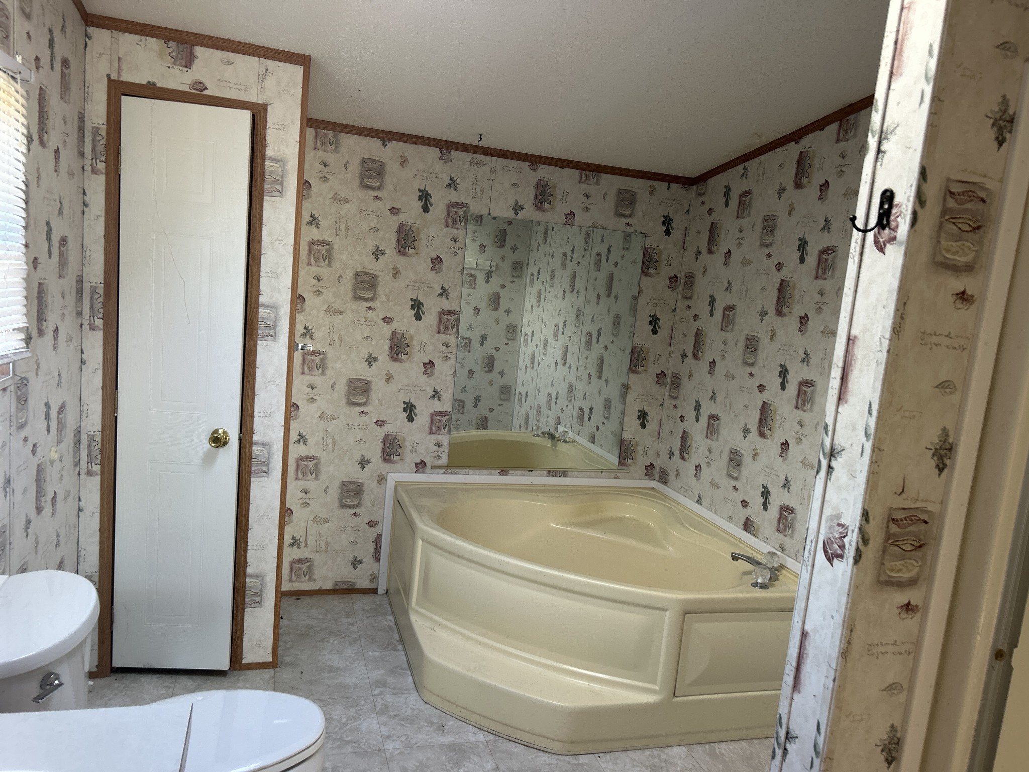 784 Garrison Road Hohenwald, TN 38462 - Photo 18 of 36 a bathroom with a toilet and a shower