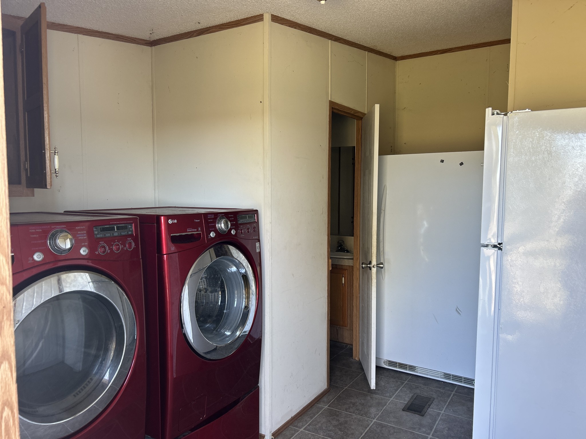 784 Garrison Road Hohenwald, TN 38462 - Photo 19 of 36 a utility room with dryer and washer
