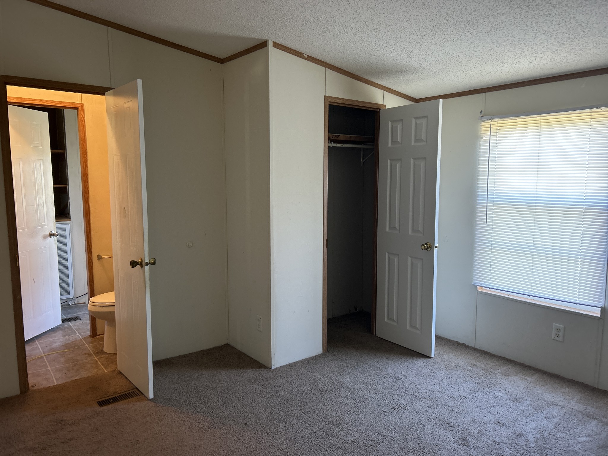 784 Garrison Road Hohenwald, TN 38462 - Photo 25 of 36 an empty room with windows and closet