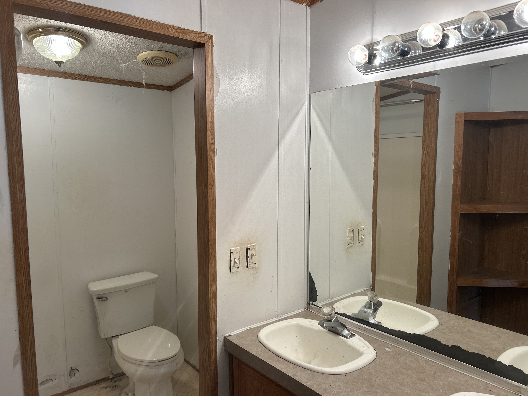 784 Garrison Road Hohenwald, TN 38462 - Photo 26 of 36 a bathroom with a sink a toilet and a mirror
