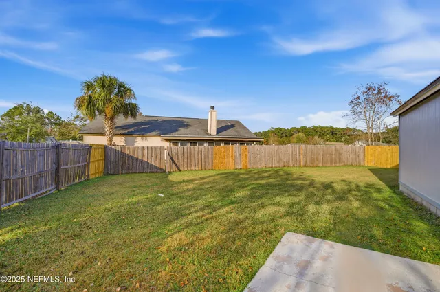 a view of a backyard