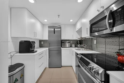 $4,000 | 2401 Collins Avenue, Unit 504, Miami Beach, FL 33140