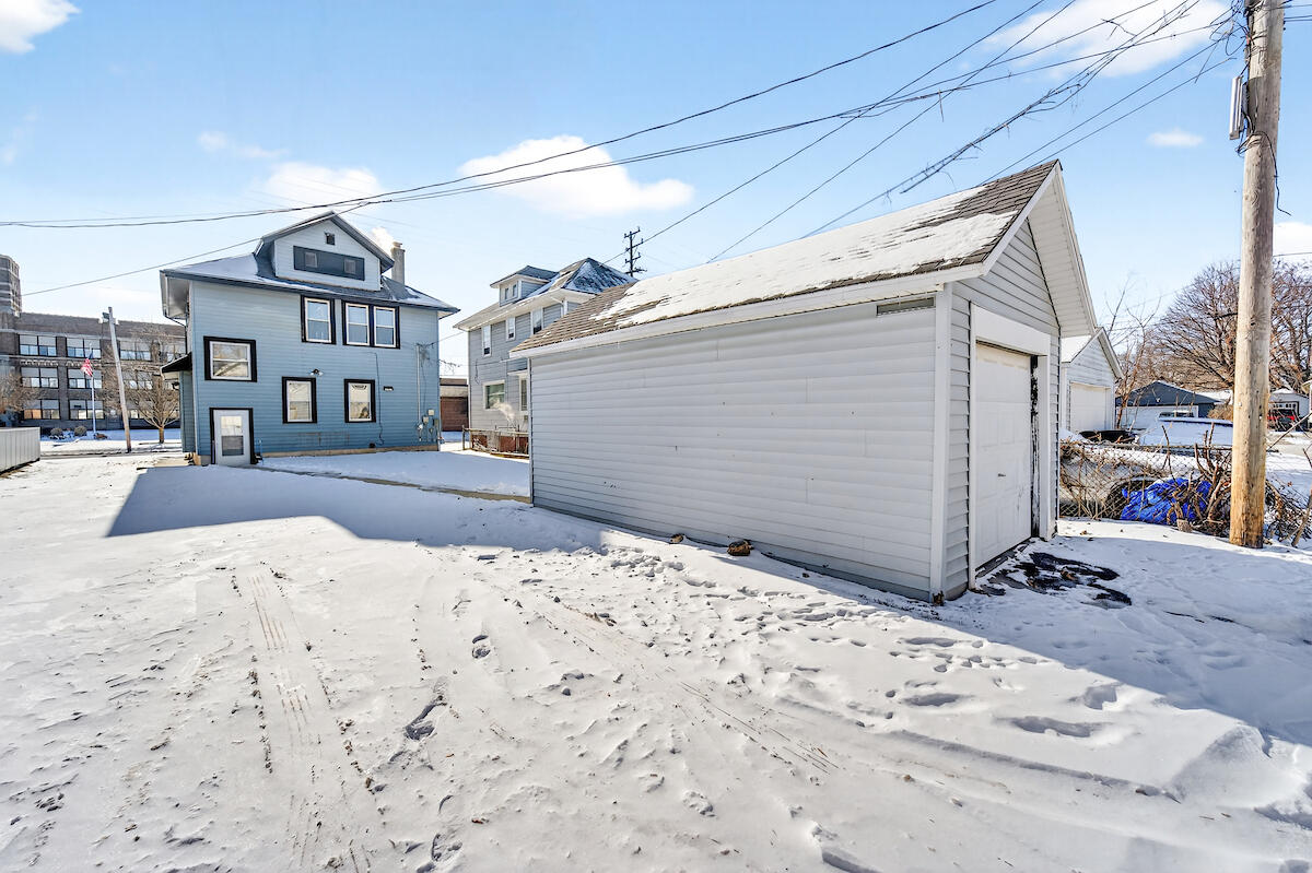 1948 12th Street Racine, WI 53403 - Photo 3 of 20 Parking Space & Garage