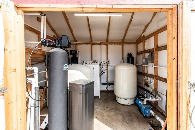a view of a bench in the backyard of a house