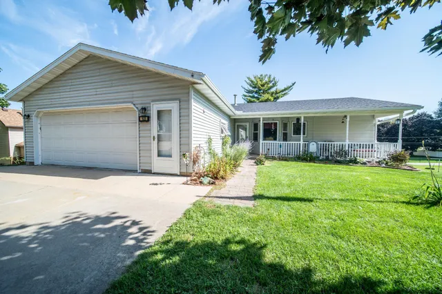 $345,900 | 1525 Wabasha Avenue, St. Charles, MN 55972